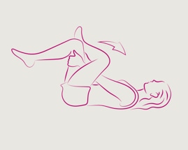 Žena leží na chrbte, precvičuje boky a sedacie svaly.