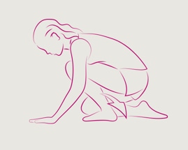 Žena sa opiera o ruky a kolená a precvičuje lýtka v kľačiacej polohe.