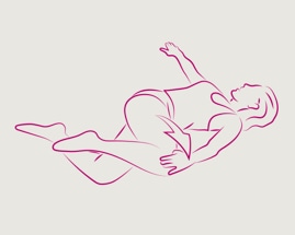 Žena leží na zemi s jednou nohou cez druhú a precvičuje chrbticu vytáčaním.