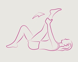 Žena leží na chrbte a drží ľavý členok, aby si precvičila zákolenné svaly
