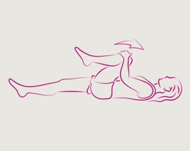 Žena leží na chrbte a priťahuje koleno k hrudníku.
